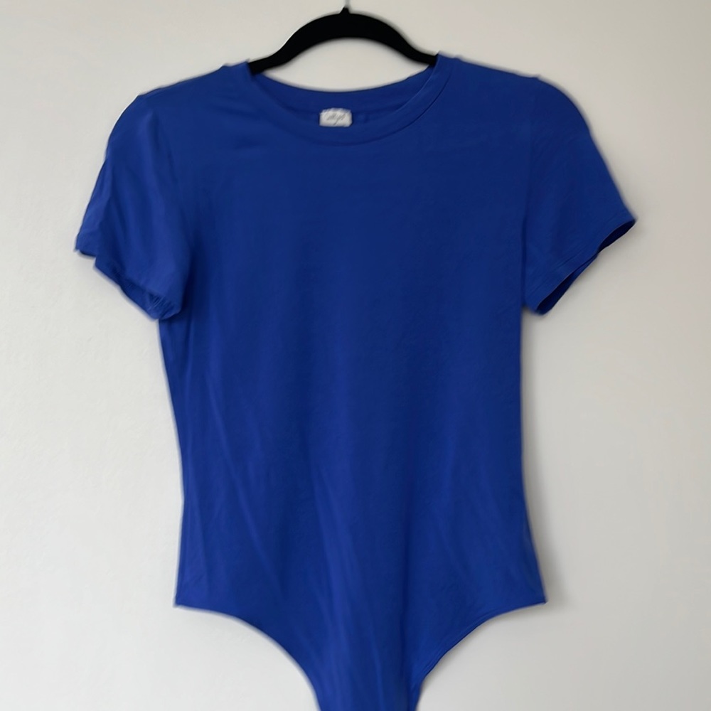 Aritzia Wilfred Blue Crew Neck Short Sleeve Body Suit - medium